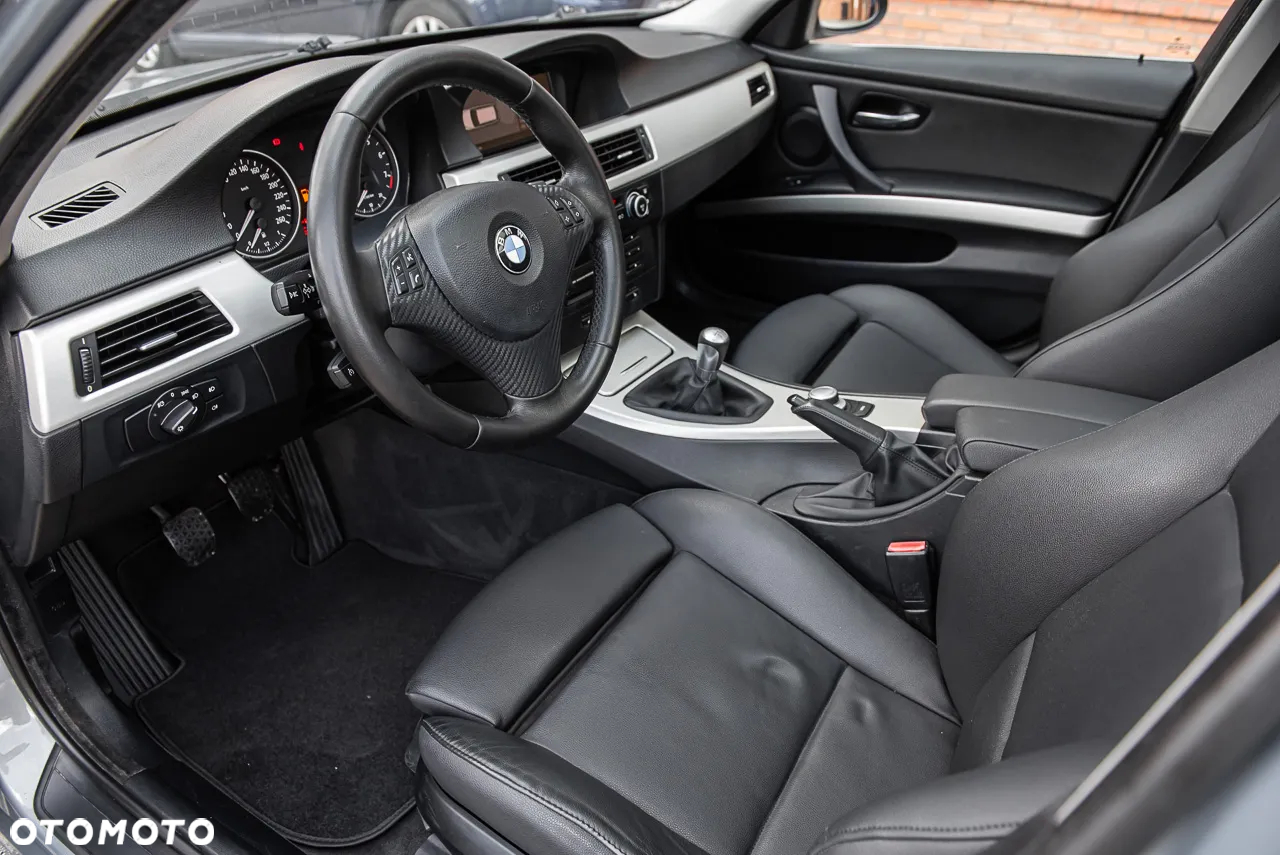 BMW Seria 3 325i Touring - 15