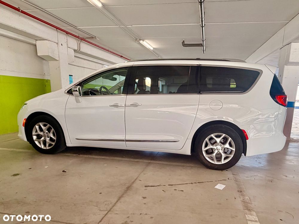 Chrysler Pacifica - 11