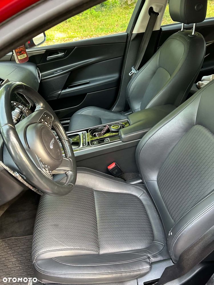 Jaguar XE 2.0 T Portfolio - 12