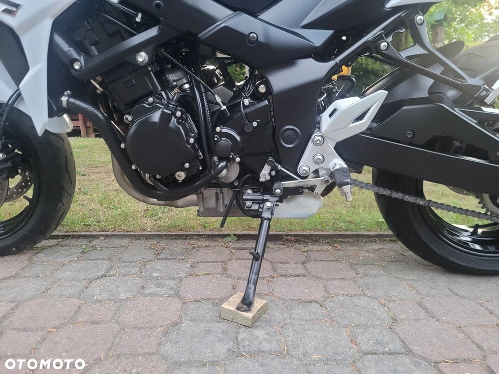 Suzuki GSR - 25