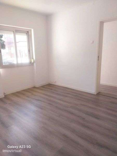 Arrenda-se T1 na Amadora com logradouro - Grande imagem: 2/12