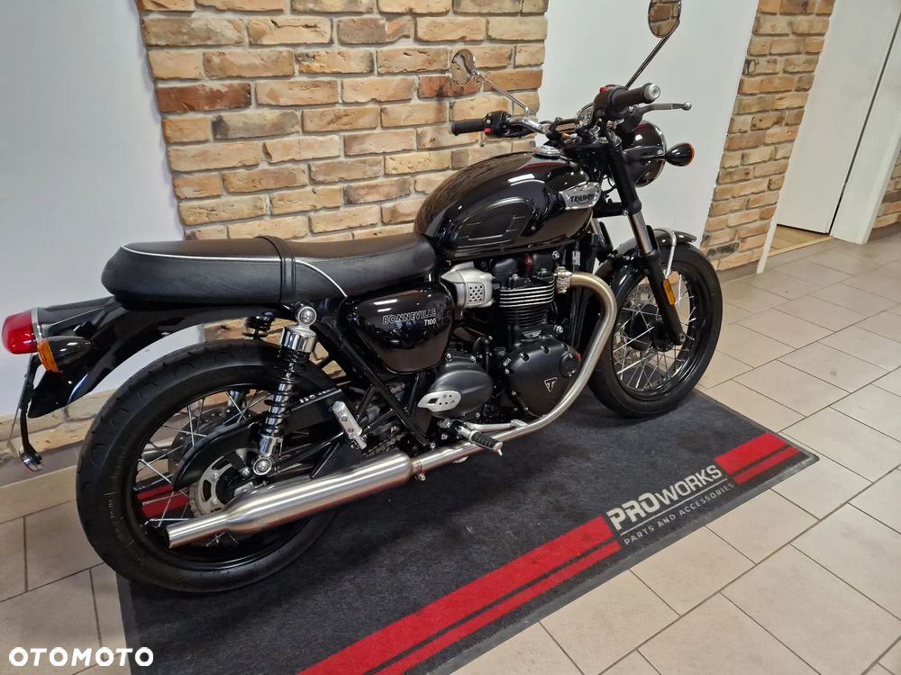 Triumph Bonneville - 2
