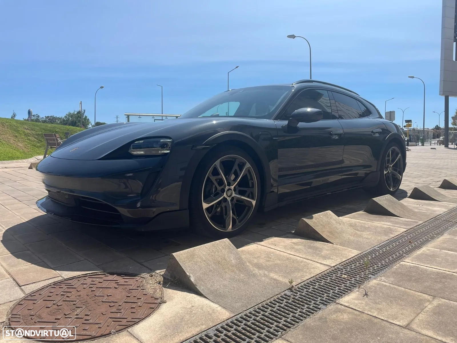 Porsche Taycan Cross Turismo 4 - 5