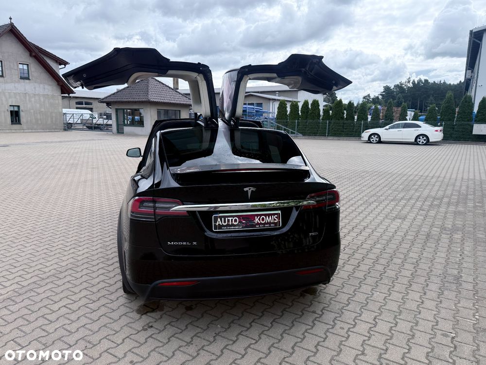 Tesla Model X - 7