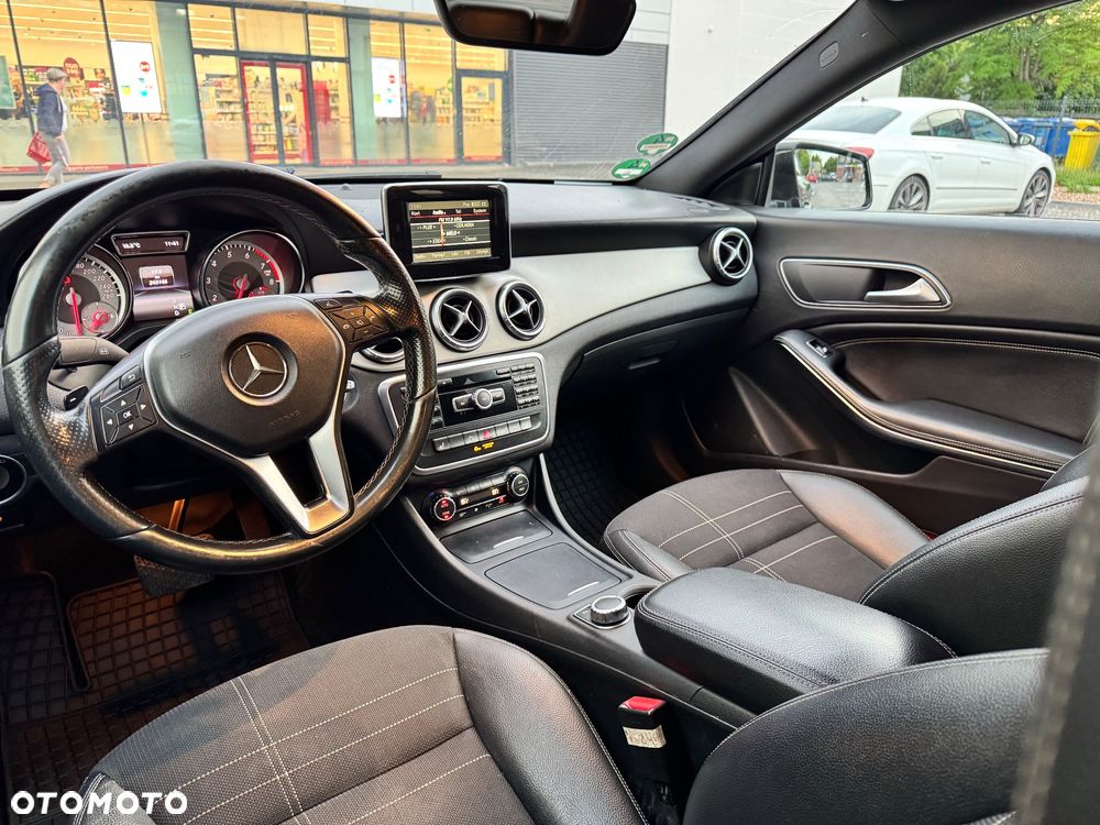 Mercedes-Benz CLA 180 7G-DCT - 11