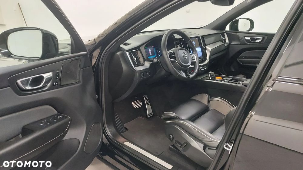 Volvo XC 60 B4 D Plus Dark - 4