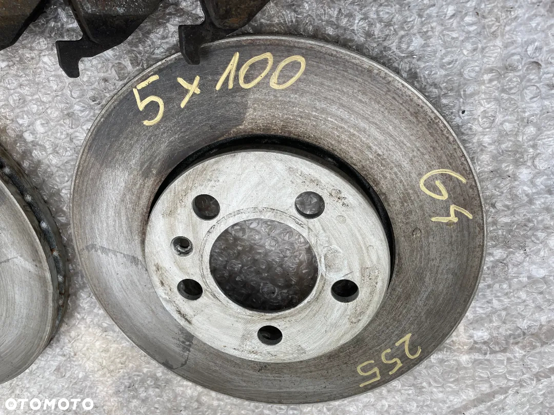 TARCZE HAMULCOWE Z KLOCKAMI PRZÓD 255MM VW GOLF IV, SEAT LEON I, BORA, A3, SKODA FABIA I, POLO 9N - 4