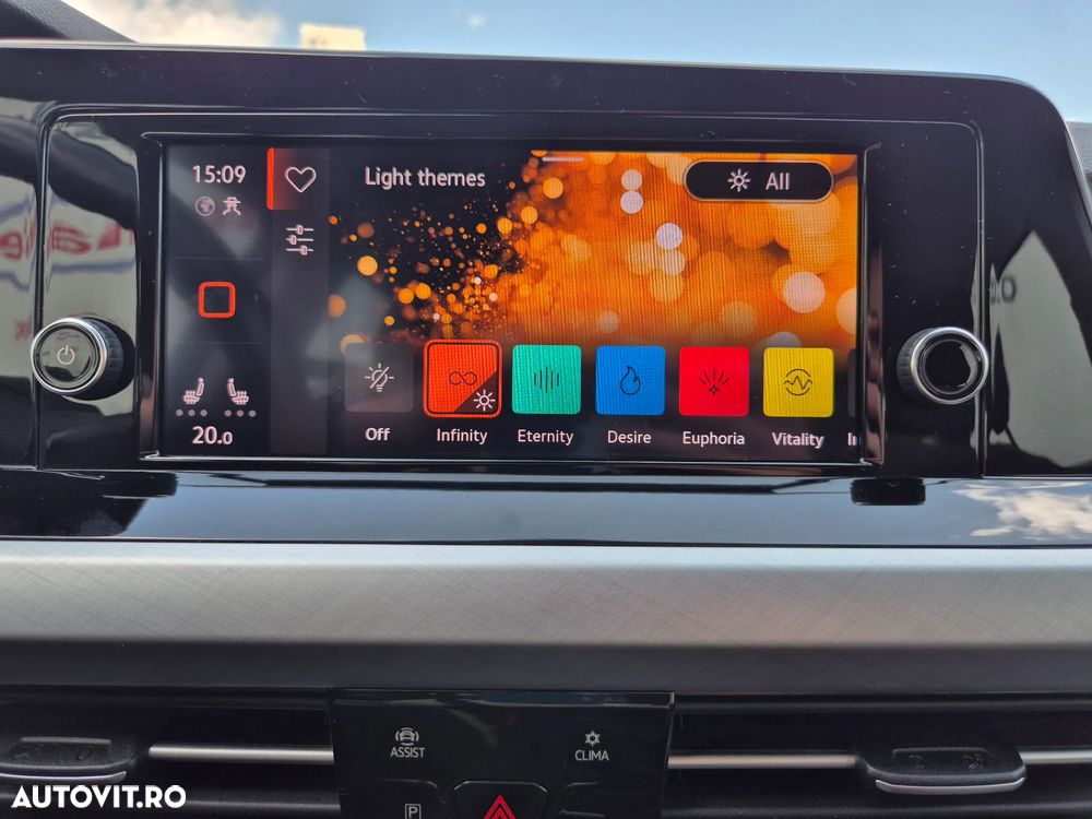 Volkswagen Golf 1.0 eTSI DSG MHEV Life - 29