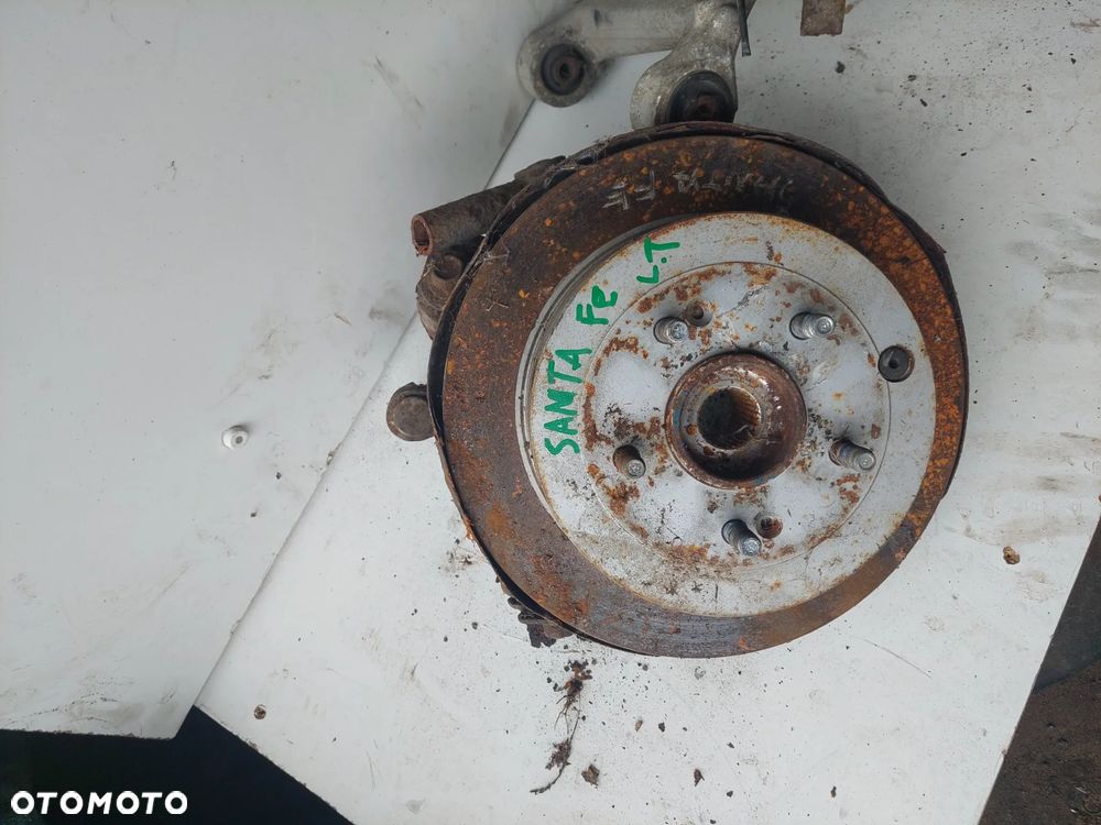 PIASTA ZWROTNICA PRAWY LEWY  TYŁ SANTA FE II 2.2 CRDI - 2