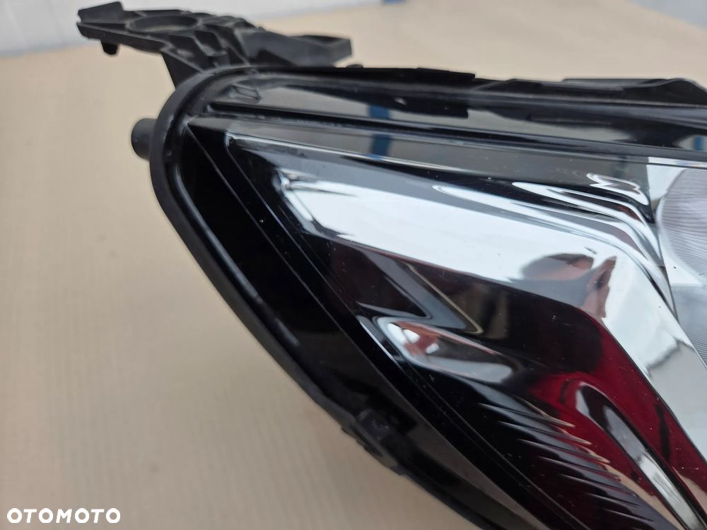 Lampa przednia prawa zwykła Peugeot 208 II  9823193880 - 3