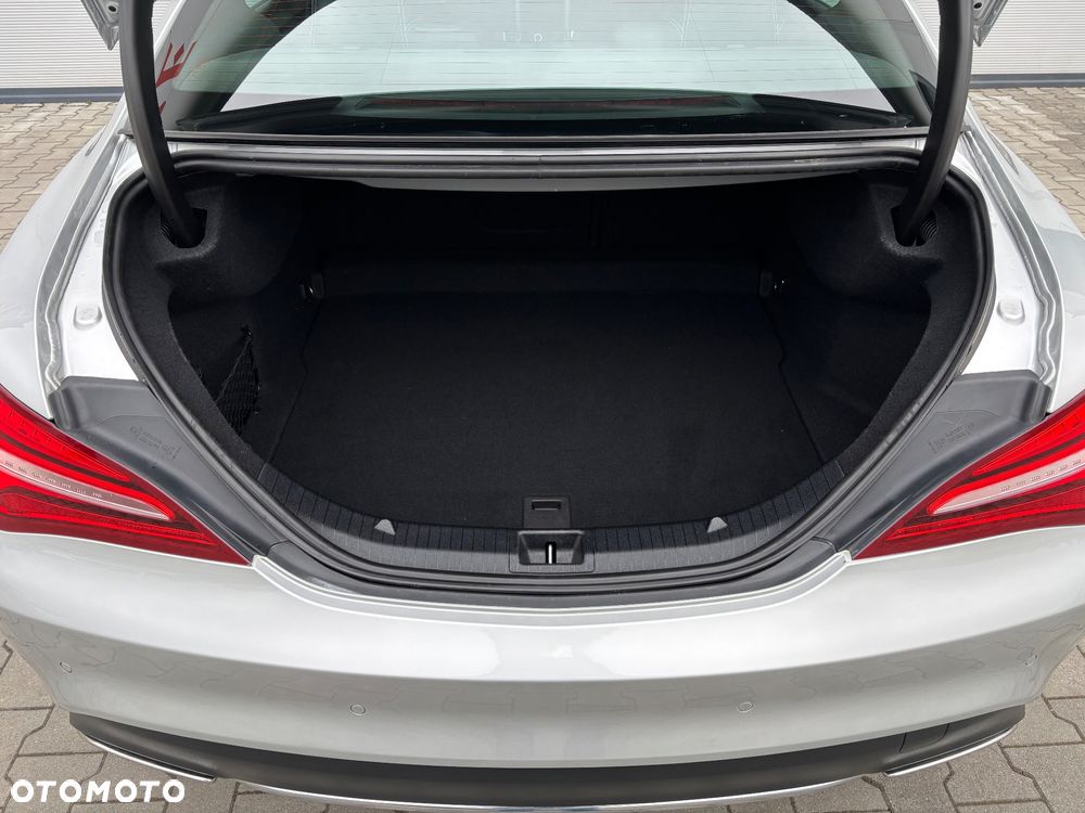 Mercedes-Benz CLA 180 7G-DCT Urban - 36