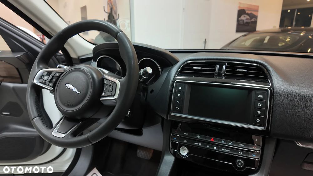 Jaguar F-Pace 2.0 i4D AWD Prestige - 38