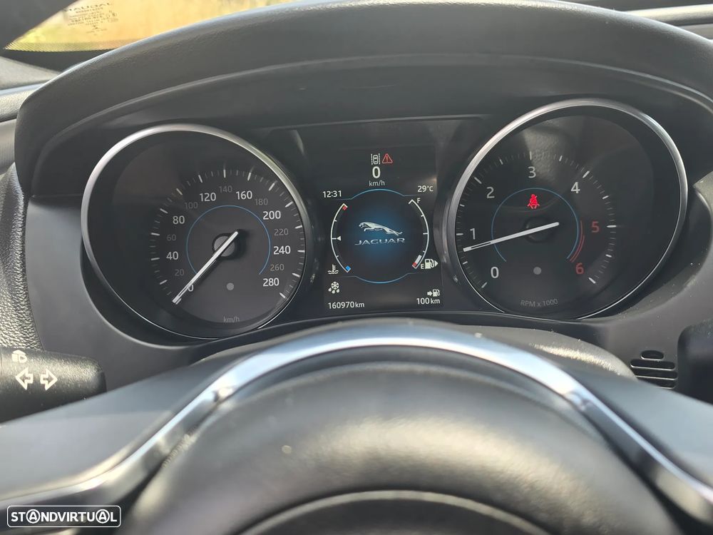 Jaguar XE 2.0 D R-Sport - 25