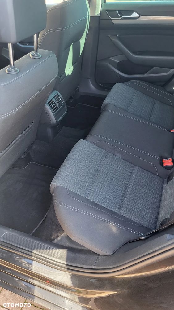 Volkswagen Passat - 12