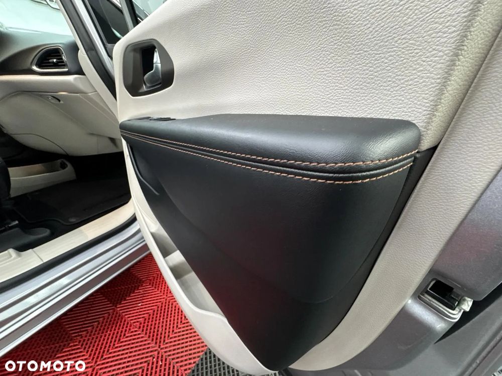 Chrysler Pacifica - 12