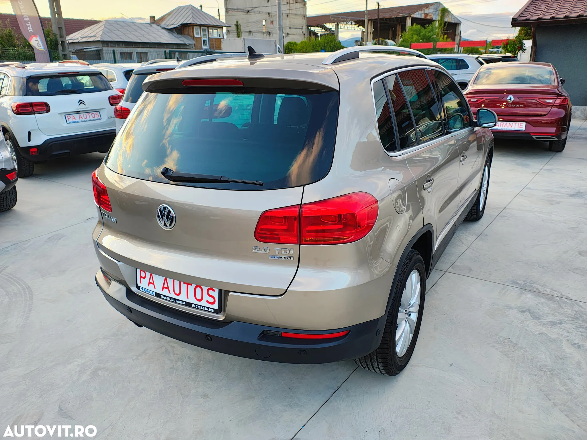Volkswagen Tiguan 2.0 TDI DPF BlueMotion Technology Lounge Sport & Style - 24