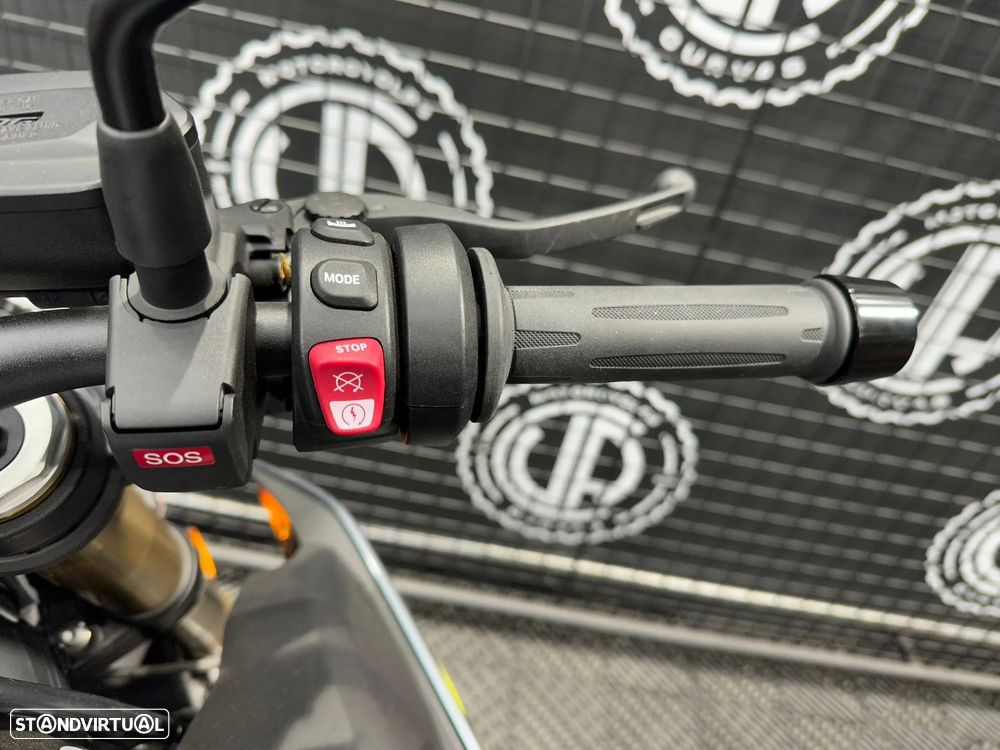 BMW S 1000 R (PACK COMFORT E DYNAMIC, AKRAPOVIC) - 11