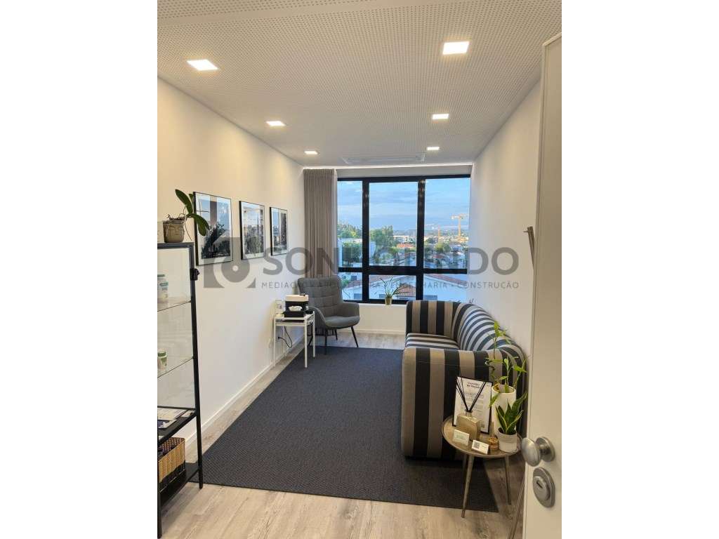 Sala/gabinete clínico disponível para arrendamento mensal. - Grande imagem: 3/11