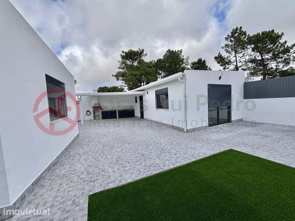 Moradia isolada, renovada, em Fernão Ferro, Seixal - Grande imagem: 2/24