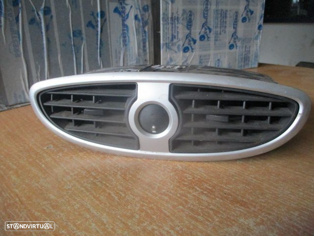 Grelha Friso D6246282 RENAULT CLIO 3 2011 1.5Dci 75Cv BRANCO CENTRAL GRELHA VENTILAÇÃO  RENAULT CLIO 3 FASE 1 2008 1.5DCI 75CV 5P AZUL - 5