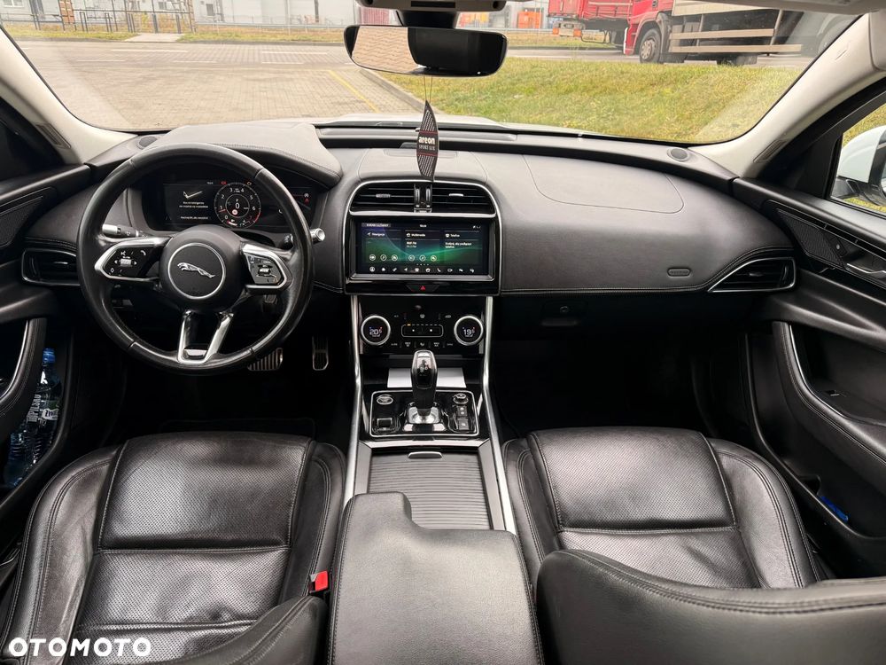 Jaguar XE 2.0 P250 R-Dynamic SE - 8