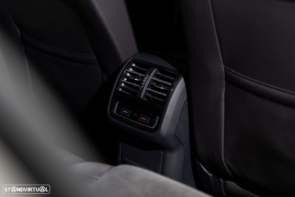 VW Passat Variant 2.0 TDi Highline DSG 4Motion - 24