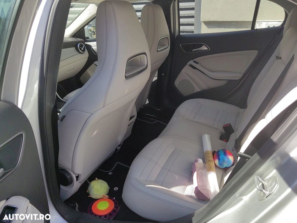 Mercedes-Benz GLA - 10