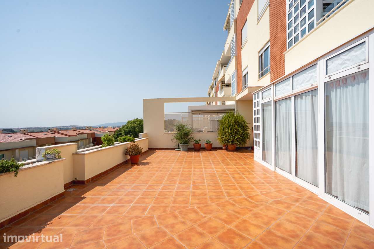 T2 | Terraço de 144 m² | Garagem e Arrecadação / Área total 290m2 - Grande imagem: 2/31