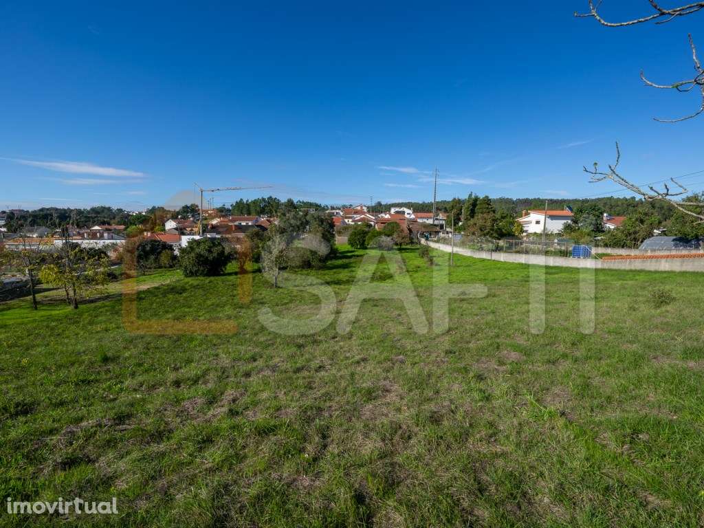 Prédio urbano com moradia para reconstrução, implantado num terreno... - Grande imagem: 3/21