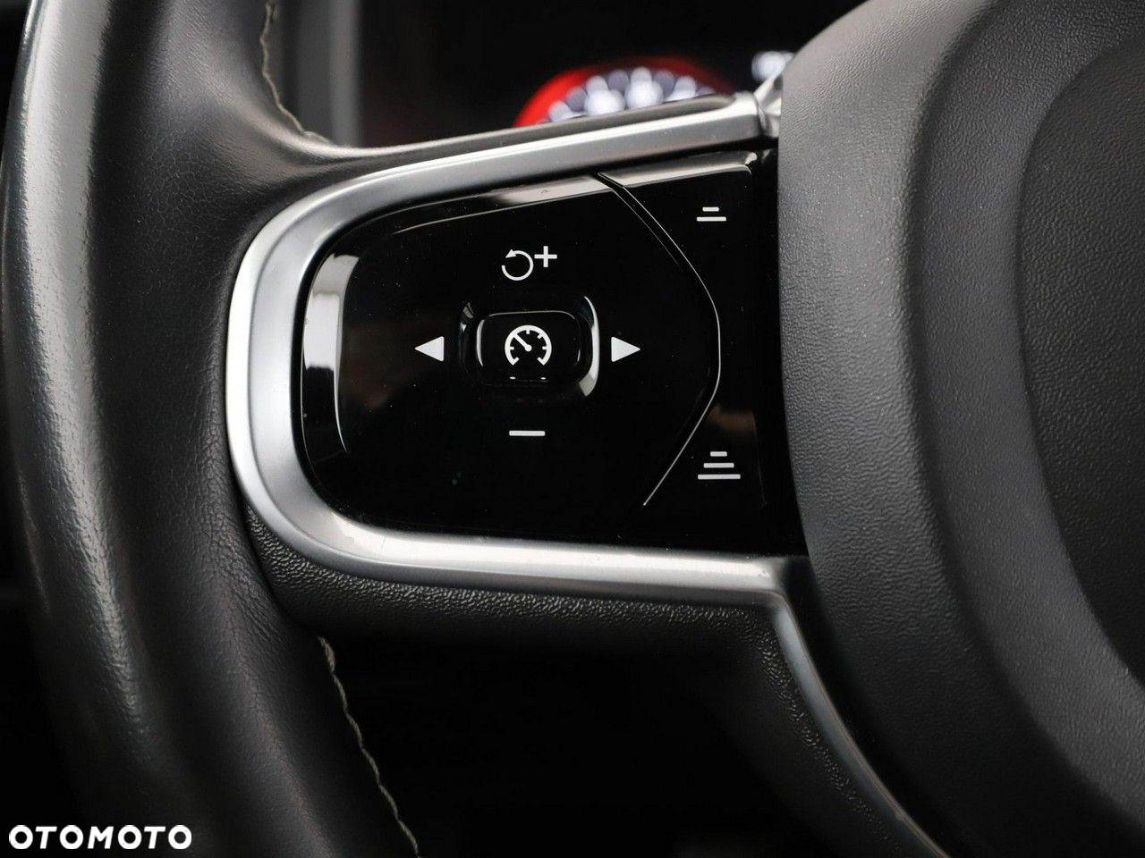 Volvo V90 D4 R-Design - 33