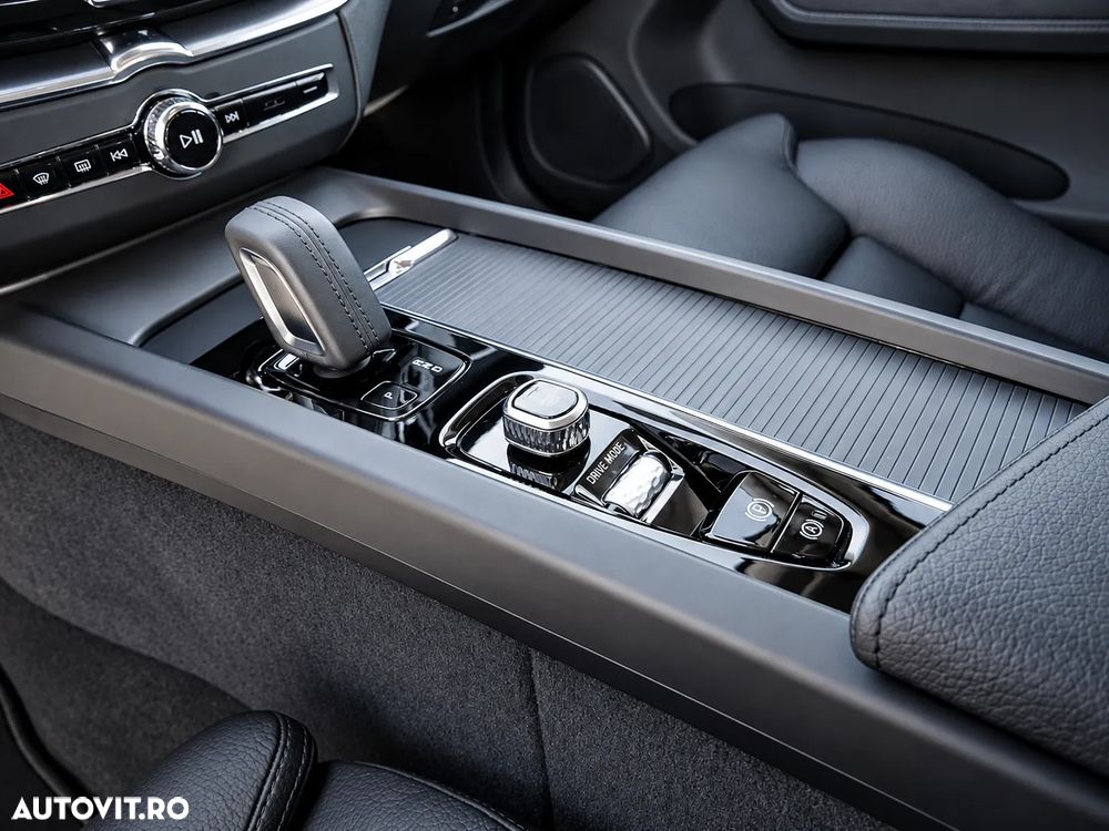 Volvo XC 60 B4 MHEV AWD Momentum Pro - 6