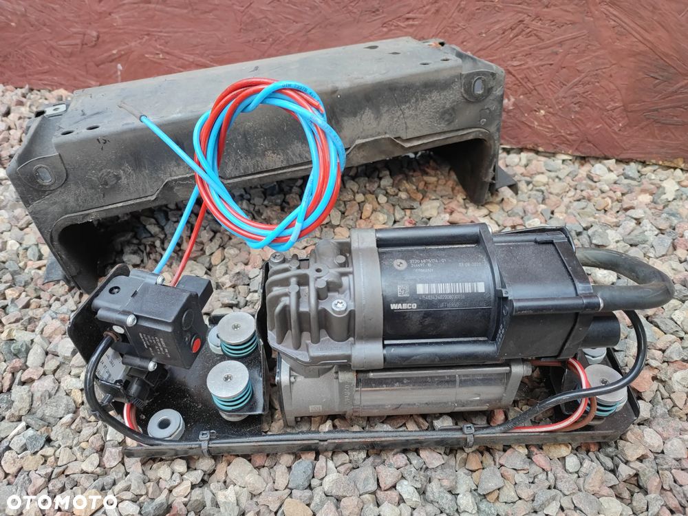BMW F11 / F11N / F01 / F02 / F04 / F07 / ORYGINALNY KOMPRESOR ZAWIESZENIA NIVO / SPRĘŻARKA ZAWIESZENIA + OBUDOWA O NR. 6 875 176 / 6 794 465 / 6 789 450 / 6 789 165 OEM W DOBRYM STANIE - 1