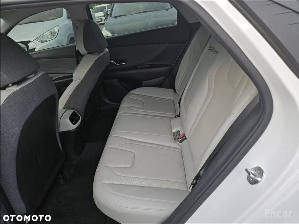 Hyundai Elantra - 17