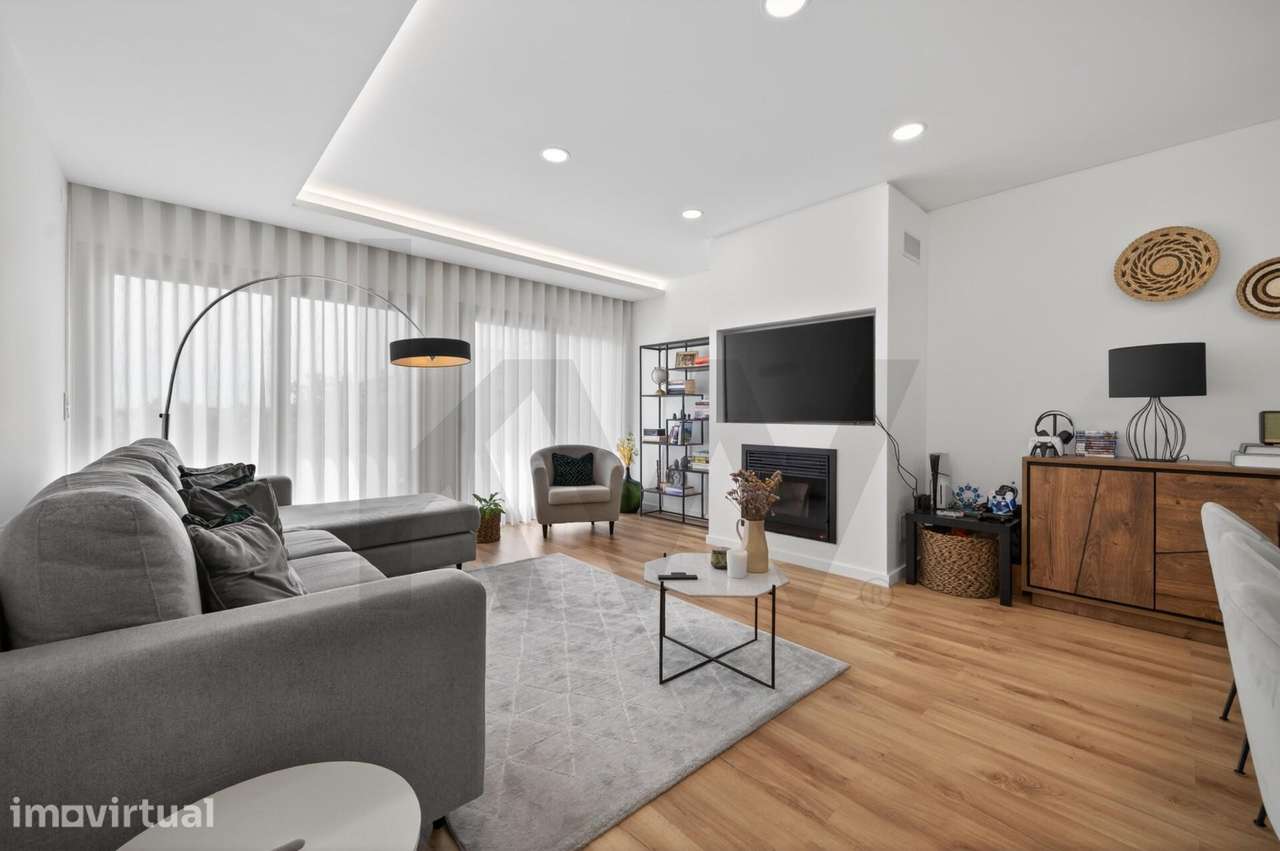 Exclusiva Moradia T4 Nova | Design Moderno e Luminosidade Natural - Grande imagem: 3/43