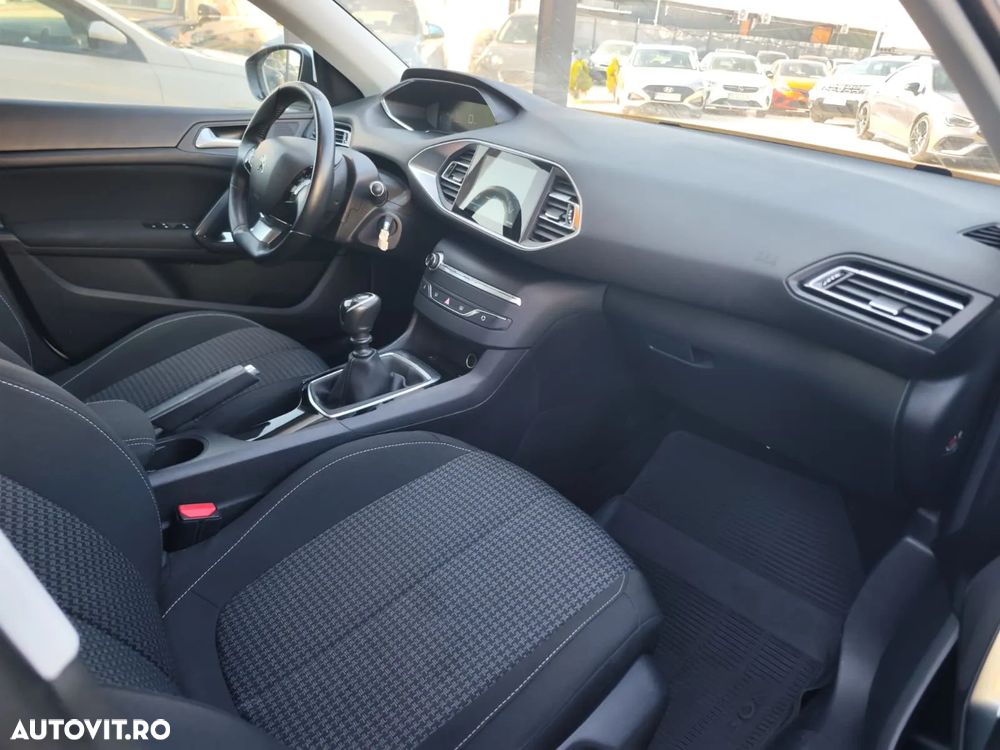 Peugeot 308 SW 1.2 L PureTech Turbo S&S Active - 14