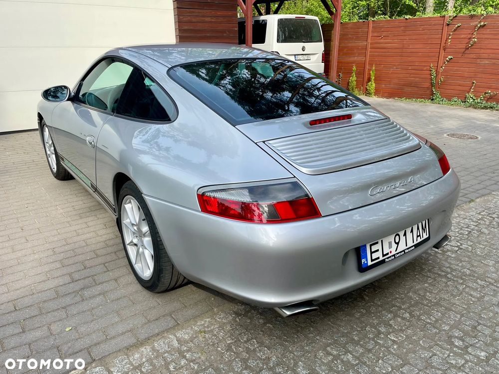 Porsche 911 Carrera 4 - 6