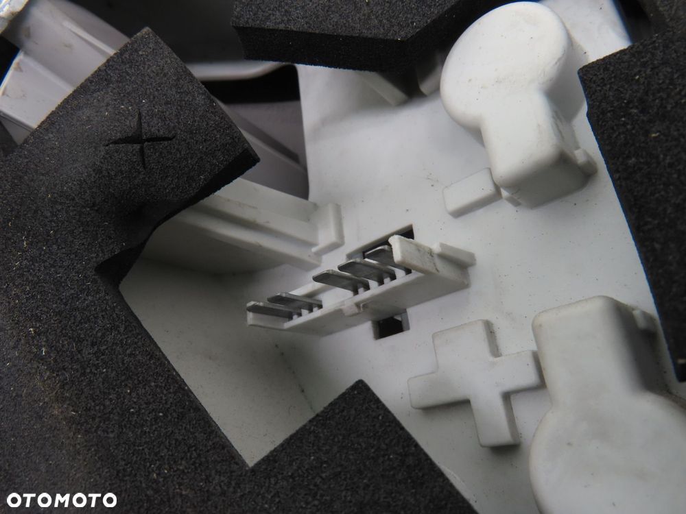 LAMPA PRAWA TYLNA OPEL ASTRA III H KOMBI 13223674 - 2