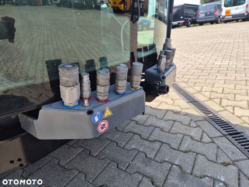 Kaercher MC 130 Adv. / KOMUNALNA MASZYNA DROGOWA / NOŚNIK OSPRZĘTU W KLASIE 3500KG / WYWROTKA / 2 KOMPLETYM KÓŁ / 4X4 / DIESEL KUBOTA 4 CYLINDRY / MOŻLIWY TRANSPORT - 21
