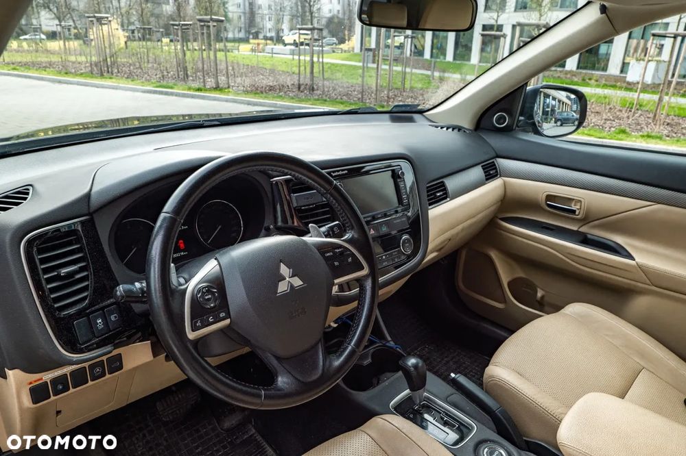 Mitsubishi Outlander 2.0 Instyle Navi 4WD CVT - 14