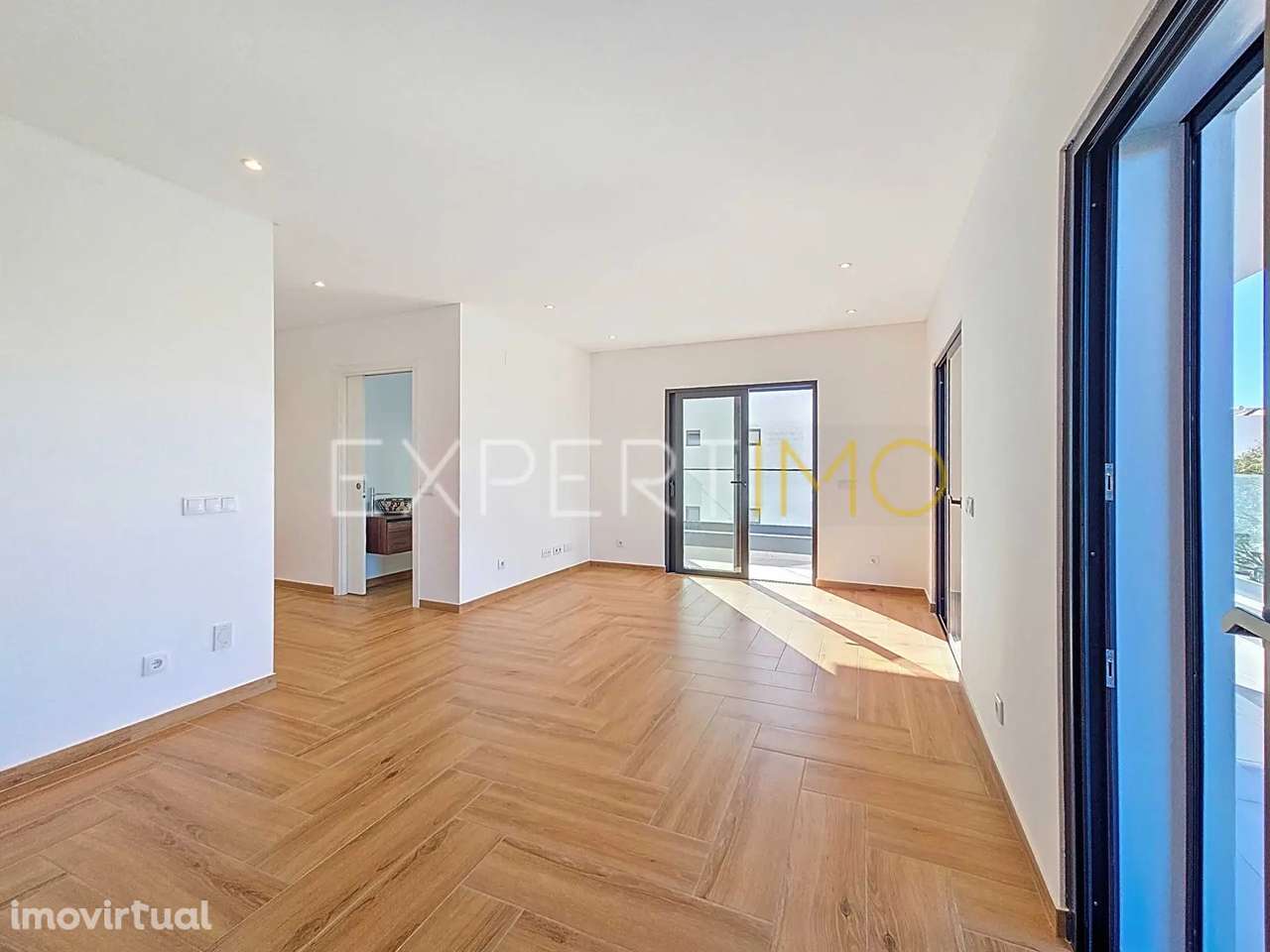 Apartamento T2 NOVO com garagem, arrecadação e piscina - Grande imagem: 5/59