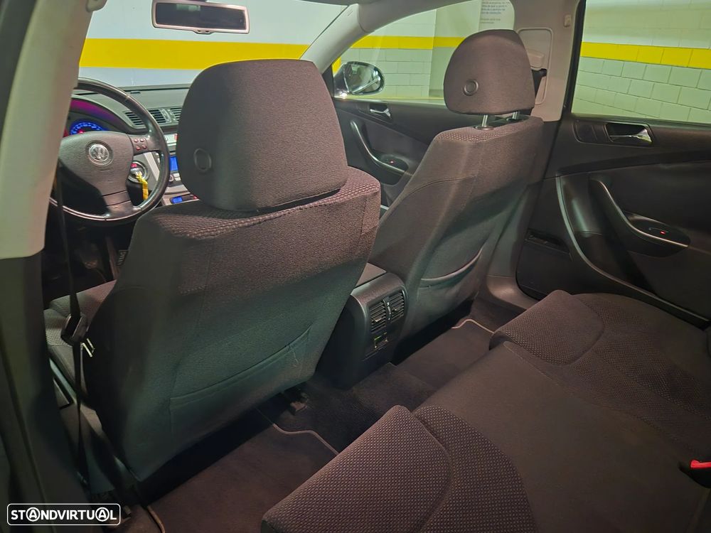 VW Passat 2.0 TDI Confortline - 31