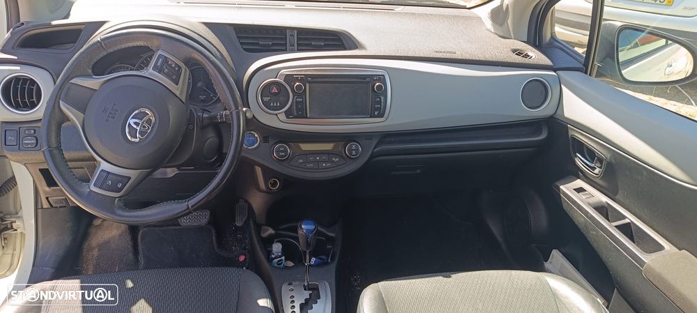Toyota Yaris ver-1-5-hsd-comfort - 8