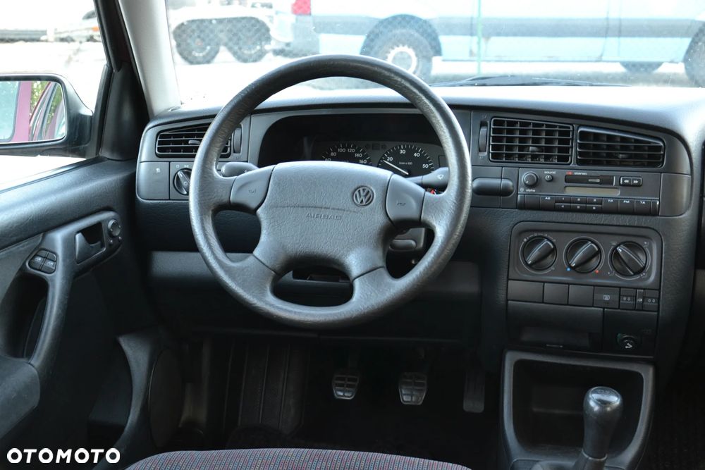 Volkswagen Golf 1.6 GL - 22