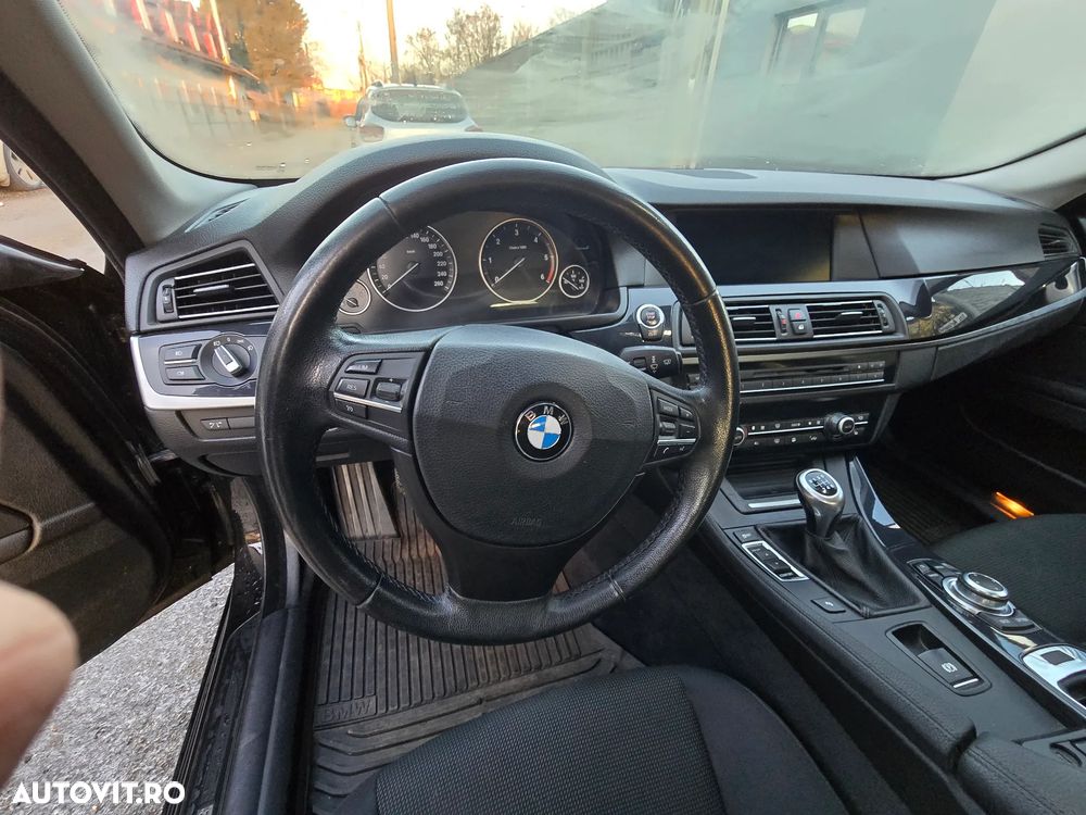 BMW Seria 5 525d Touring - 24