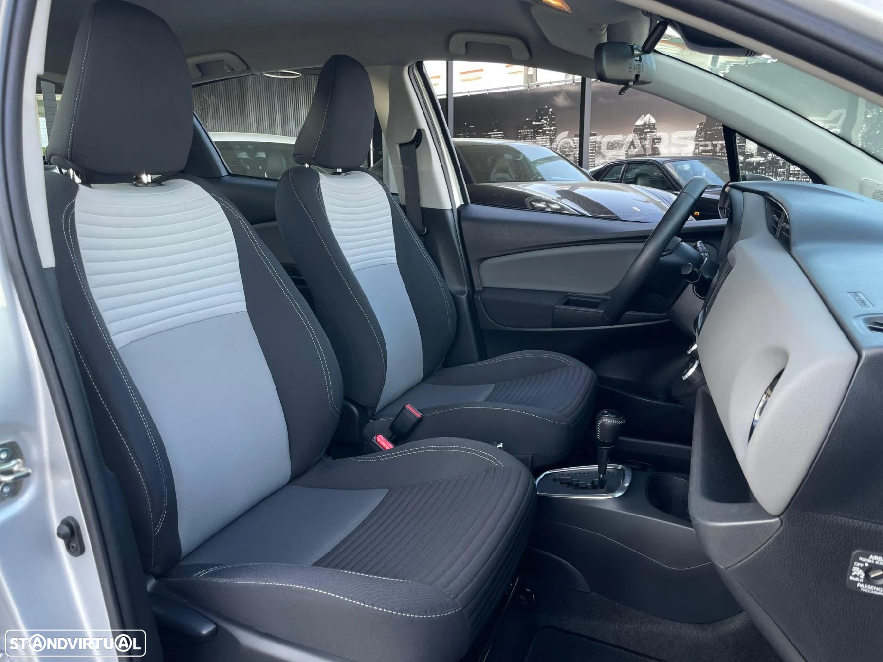 Toyota Yaris 1.5 HSD Comfort+P.Style - 13