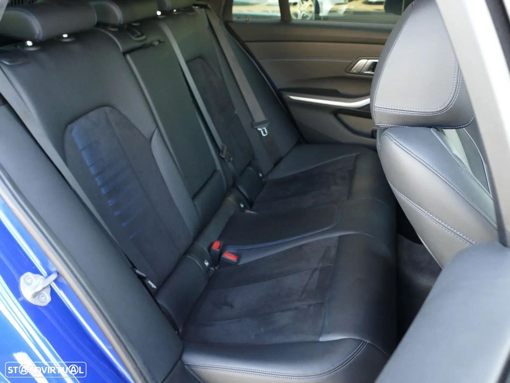 BMW 330 e Pack Desportivo M Auto - 33
