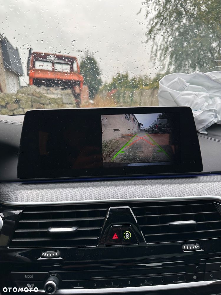 BMW Seria 5 M550i xDrive sport - 33