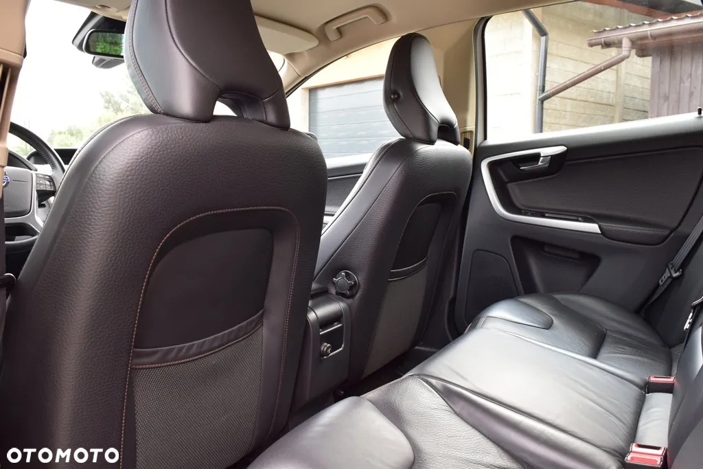 Volvo XC 60 2.4D AWD Momentum - 28