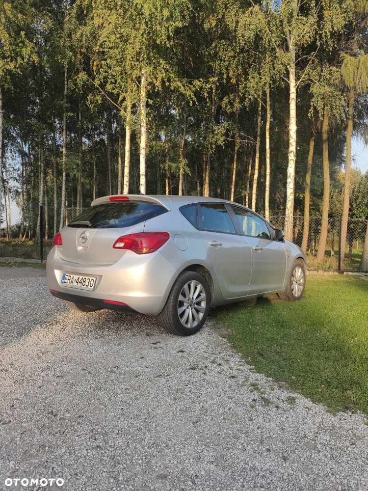 Opel Astra 2012 photo 4