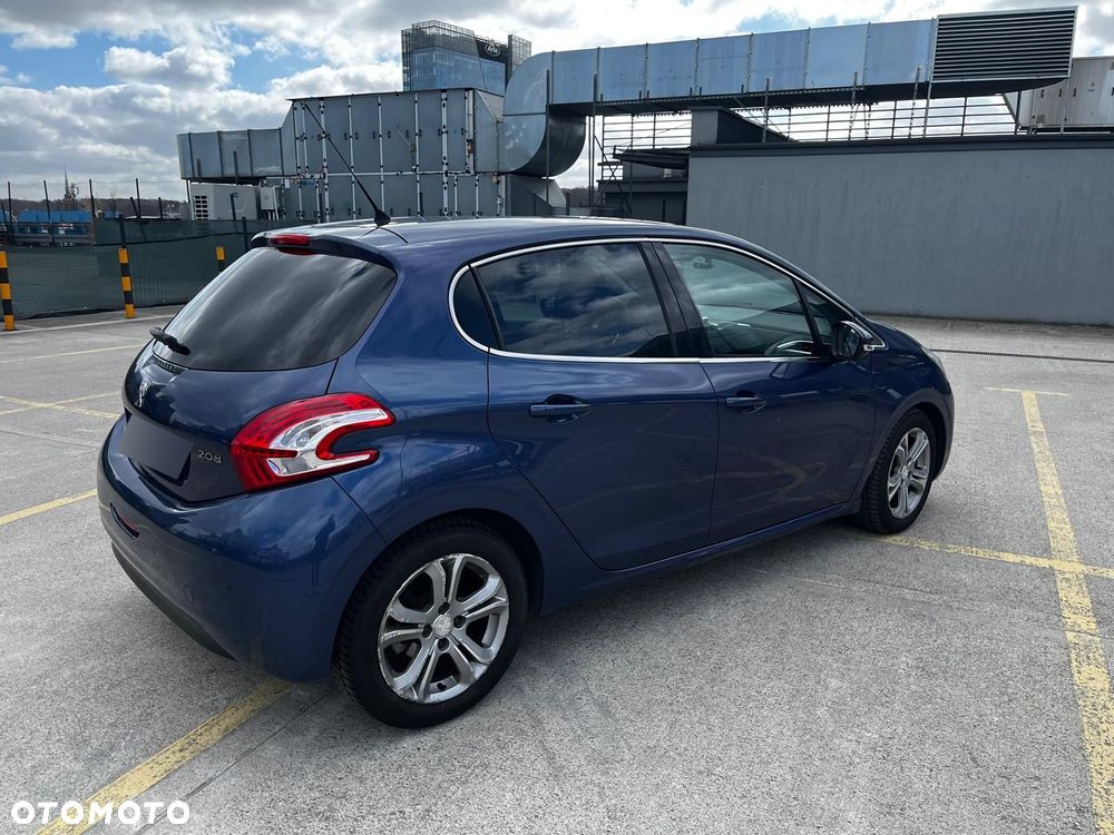 Peugeot 208 - 8